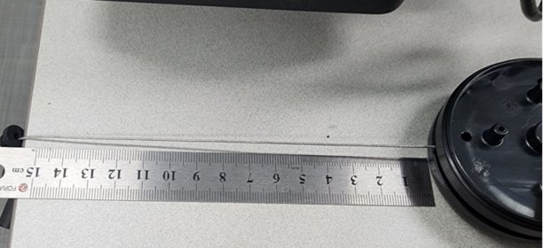 자를 대고 와이어 길이를 실측하는 모습